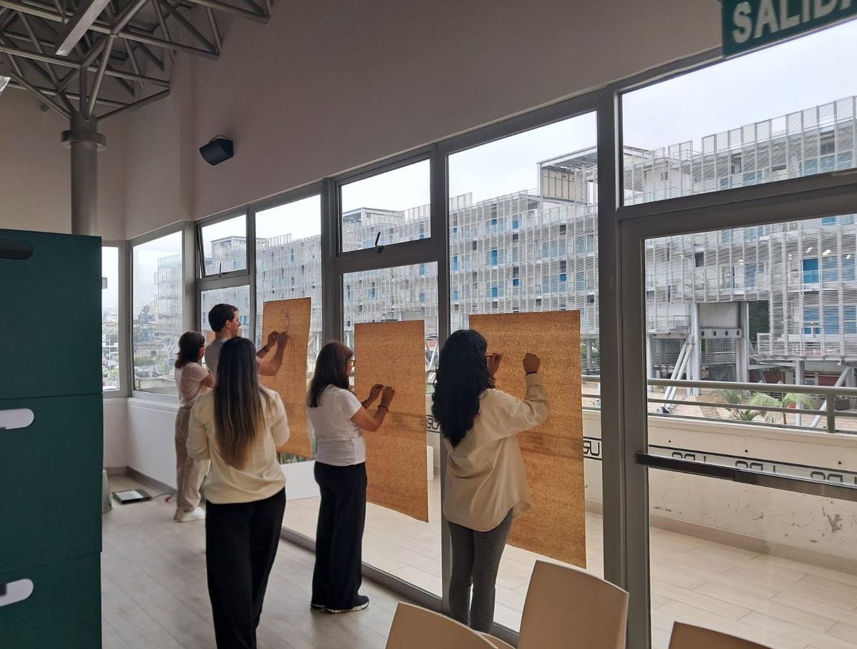 Grupo de arteterapia dibujando sobre papel kraft en sesión vivencial