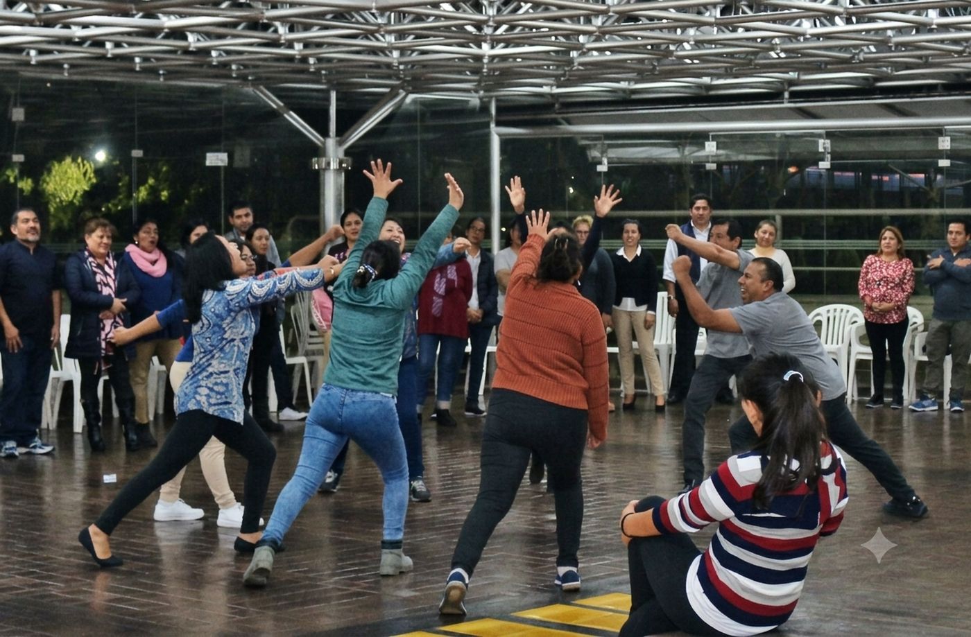 Grupo en expresión corporal y danza durante sesión de Biodanza