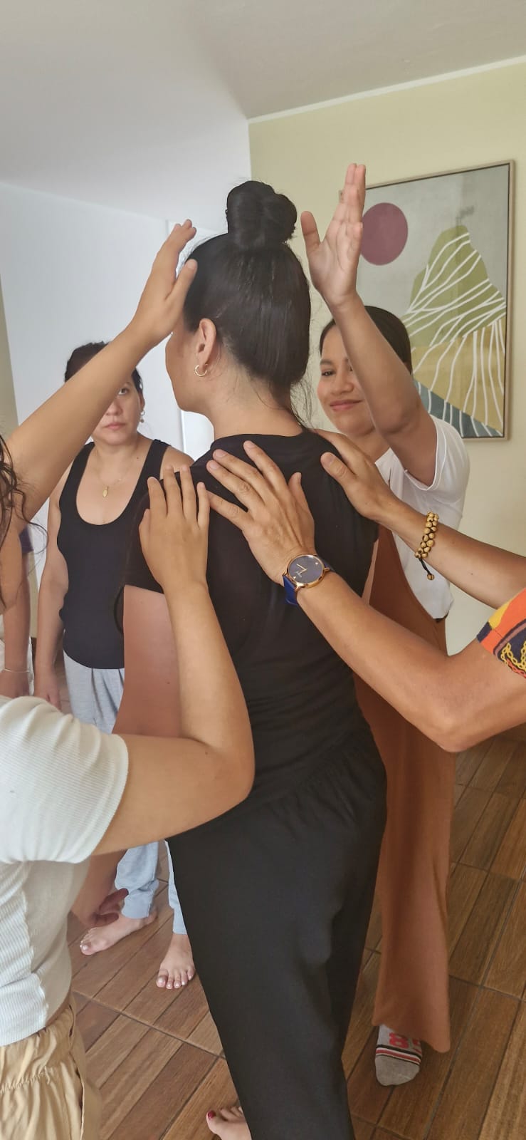 Trabajo corporal en Psicología Viva® — manos sosteniendo el cuerpo